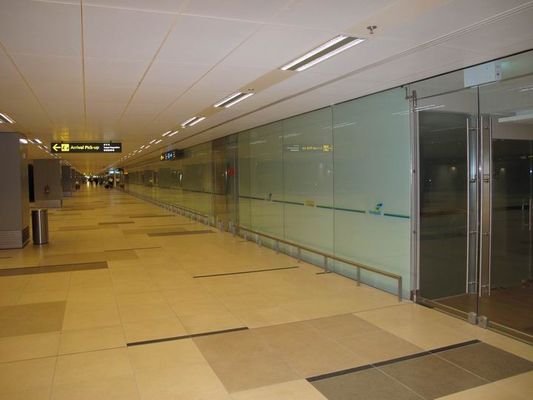 薄板になったシンガポールの空港ターミナルは壁および柵のためのガラスを強くしました