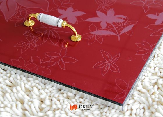 白く/赤/黒 3D MDF 板内部の装飾的な壁パネルを浮彫りにしました